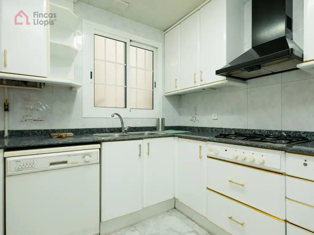 Cocina de Piso en venta en Barcelona con Balcón