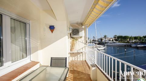 Precioso apartamento vacacional reformado en venta en el centro de Empuriabrava con magníficas vistas al canal