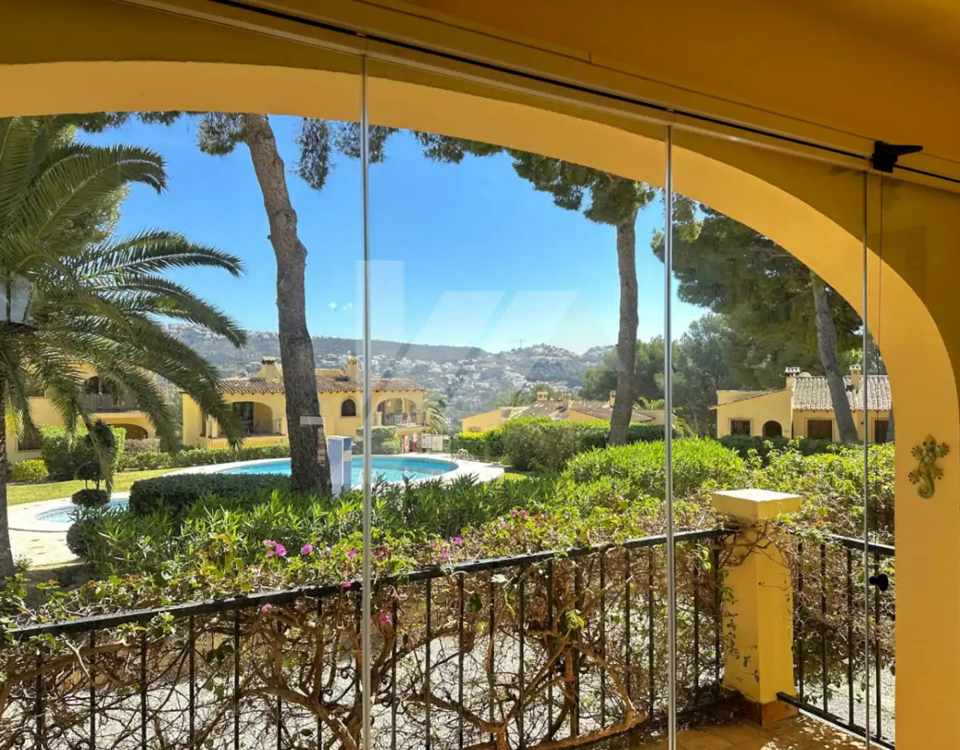 Außenansicht von Wohnungen zum Verkauf in Moraira mit Klimaanlage, Heizung und Privatgarten