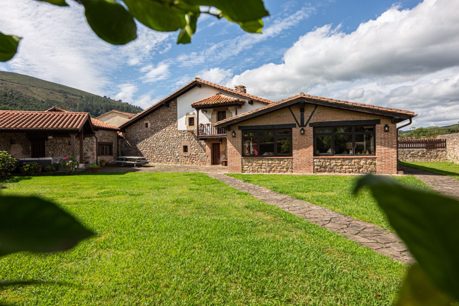 Vista exterior de Casa adosada en venda en Mazcuerras amb Calefacció, Jardí privat i Parquet