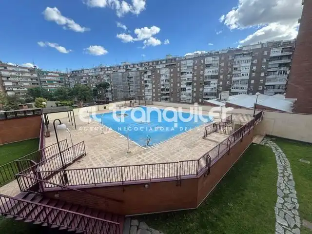 Vista exterior de Piso de alquiler en  Madrid Capital con Parquet, Piscina y Amueblado