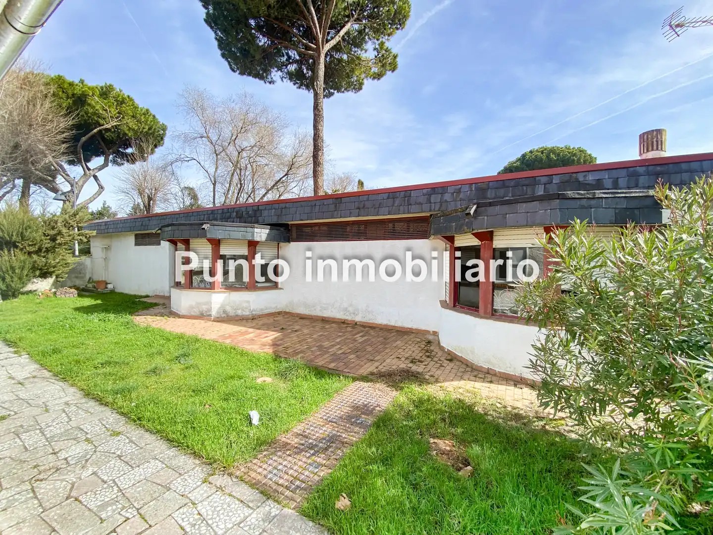 Vista exterior de Casa o xalet en venda en Valladolid amb Jardí privat i Terrassa