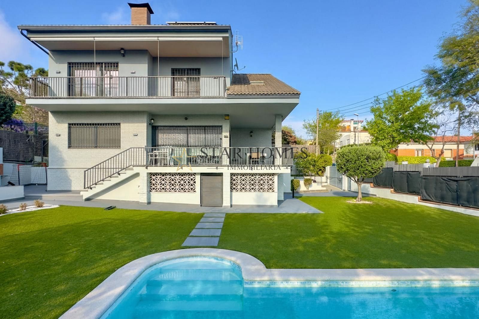 Exterior view of House or chalet for sale in El Masnou  with Air Conditioner, Heating and Private garden