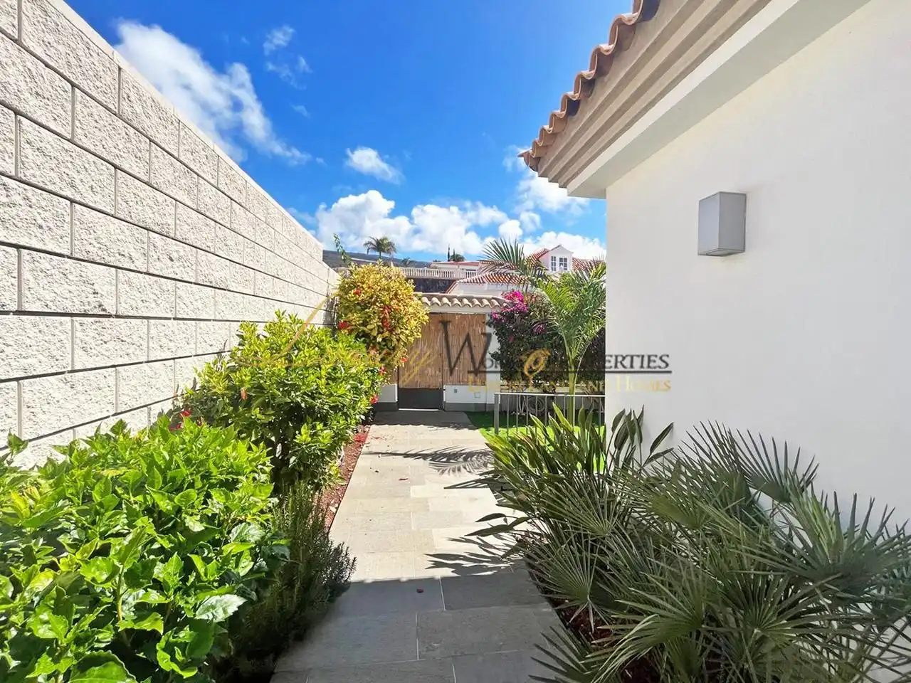 Vista exterior de Casa o xalet en venda en Santiago del Teide amb Aire condicionat, Terrassa i Piscina