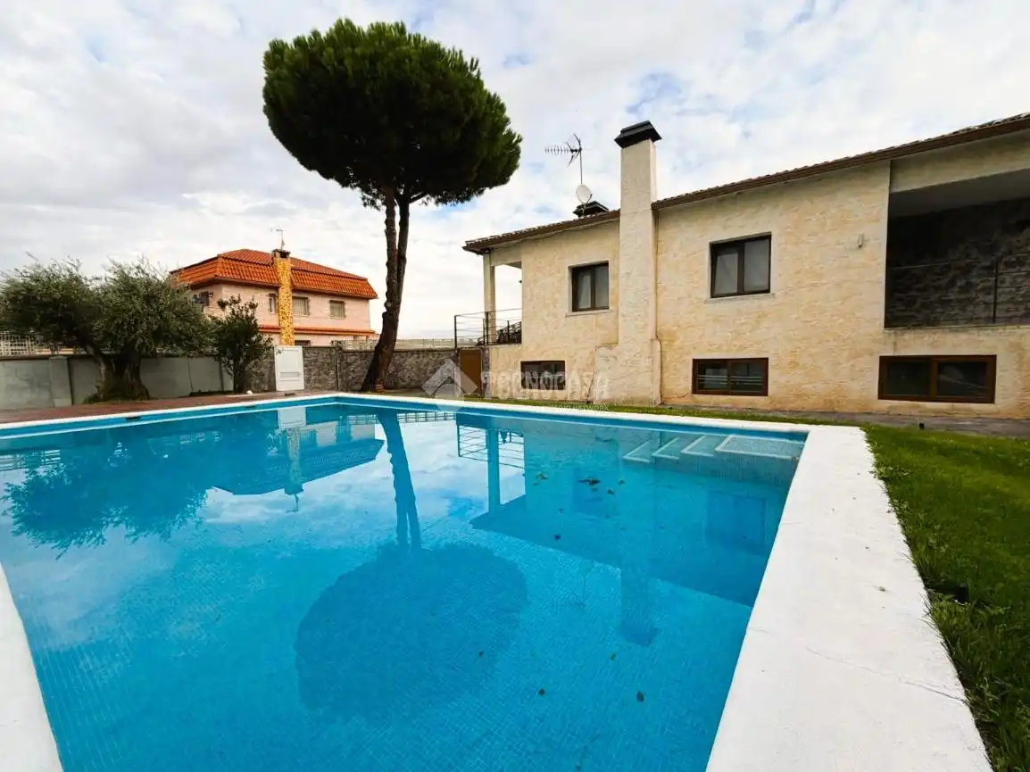 Casa amb piscina en venda a Camarma de Esteruelas
