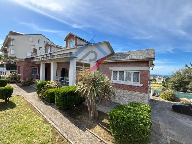 Vista exterior de Casa o xalet en venda en Piélagos amb Calefacció, Jardí privat i Parquet