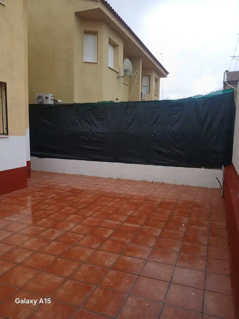 Terrasse von Einfamilien-Reihenhaus zur Miete in Pantoja mit Klimaanlage, Heizung und Privatgarten