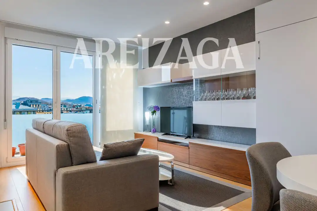 Sala d'estar de Apartament en venda en Donostia - San Sebastián  amb Calefacció, Terrassa i Traster