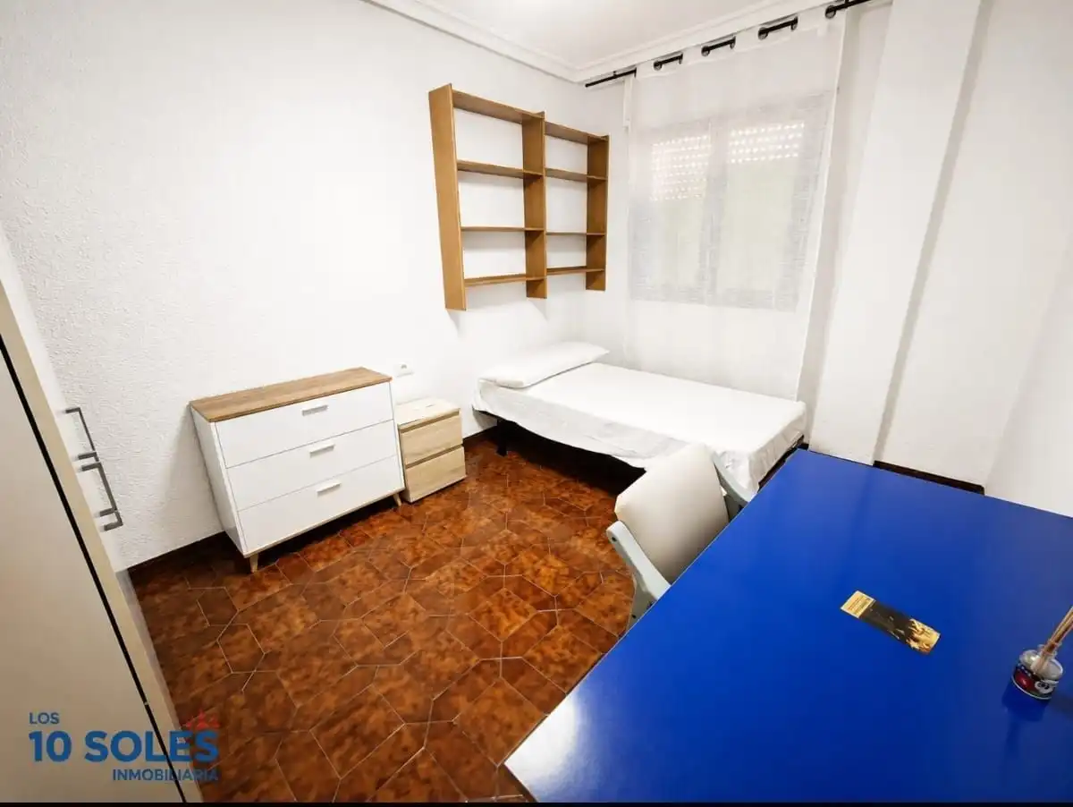Habitación de Apartamento de alquiler en Orihuela con Amueblado