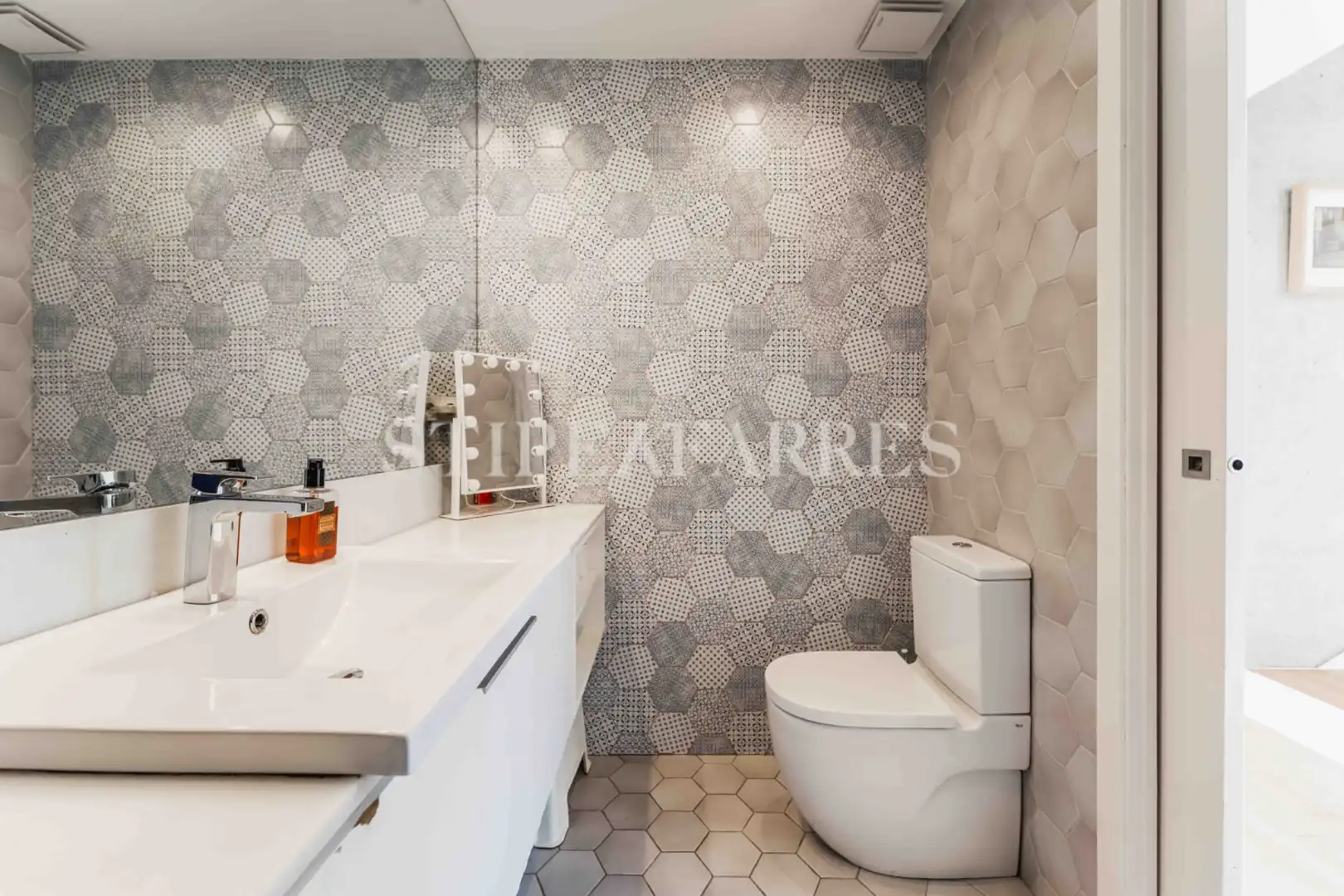 Baño de Casa adosada en venta en Barcelona con Aire acondicionado, Calefacción y Jardín privado