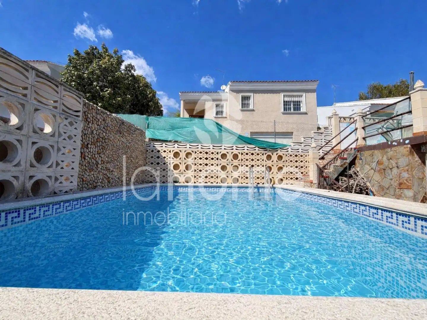 Schwimmbecken von Haus oder Chalet zum Verkauf in Paterna mit Klimaanlage, Privatgarten und Terrasse