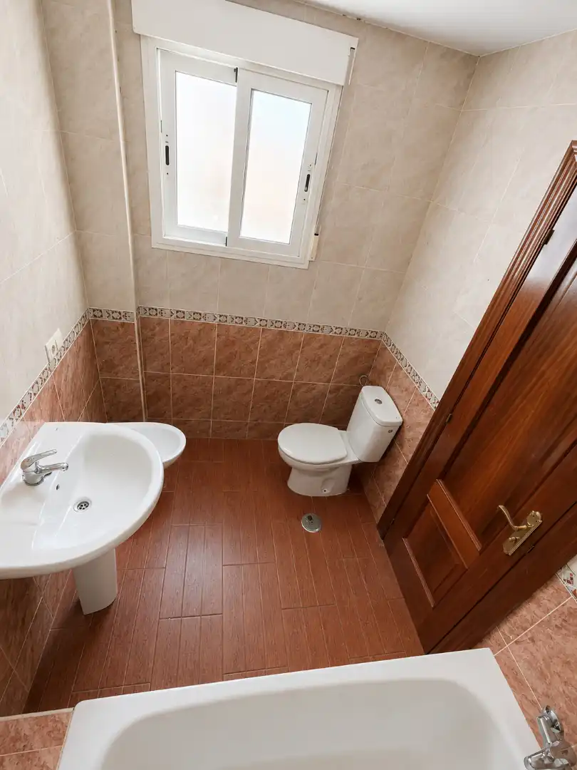 Baño de Casa adosada en venta en La Carlota con Terraza, Horno y Lavadora