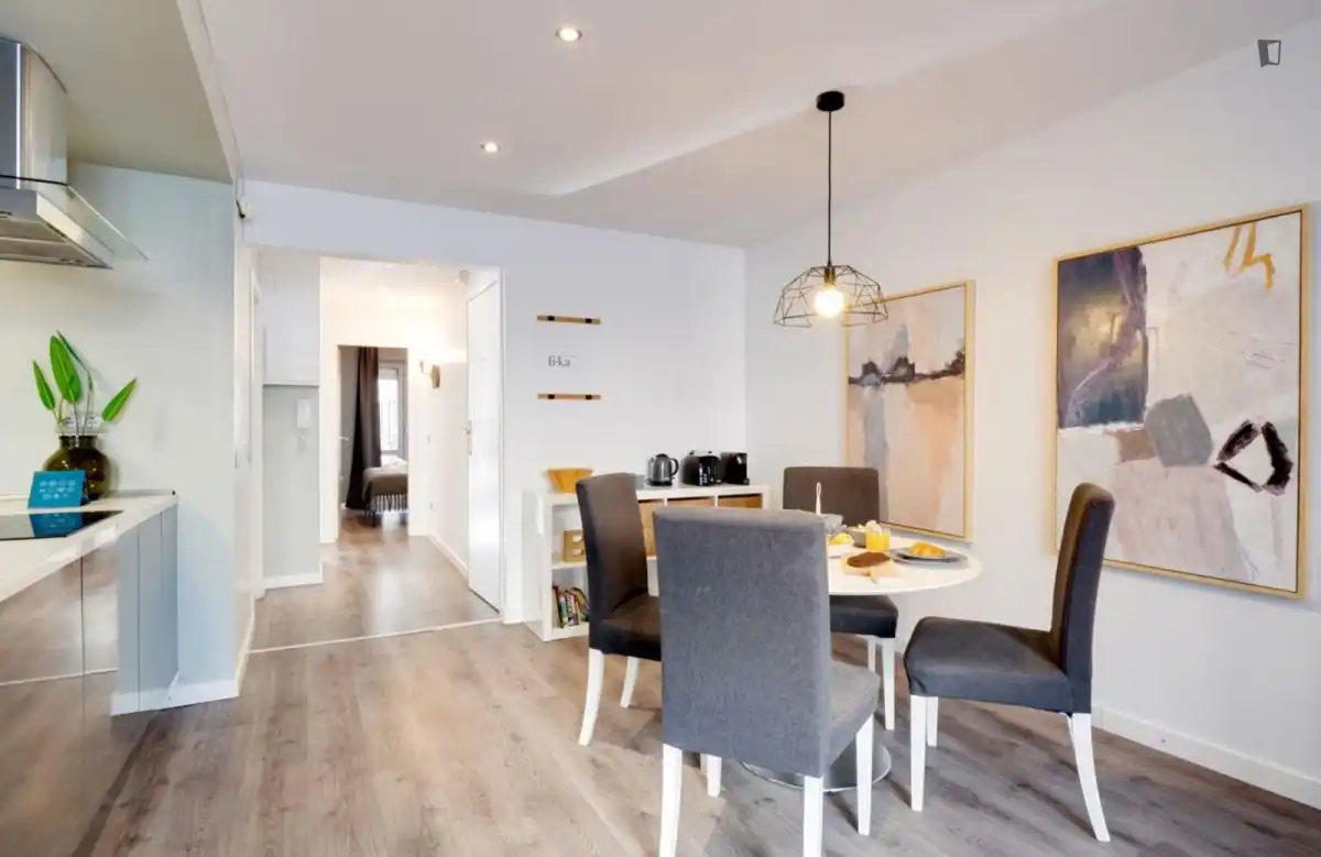 Menjador de Apartament de lloguer en Barcelona amb Aire condicionat, Calefacció i Moblat