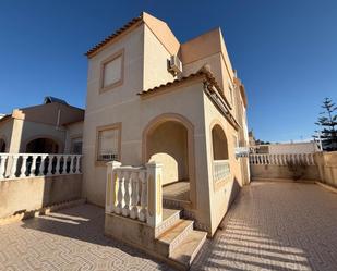 Vista exterior de Casa adosada en venda en Torrevieja amb Calefacció, Terrassa i Traster