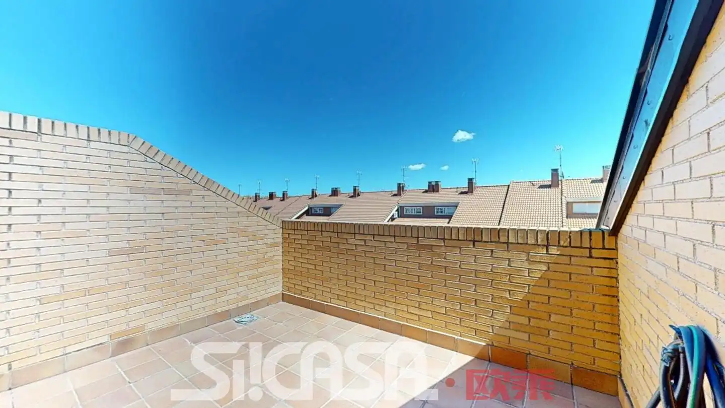 Außenansicht von Einfamilien-Reihenhaus zum Verkauf in Parla mit Klimaanlage, Heizung und Terrasse