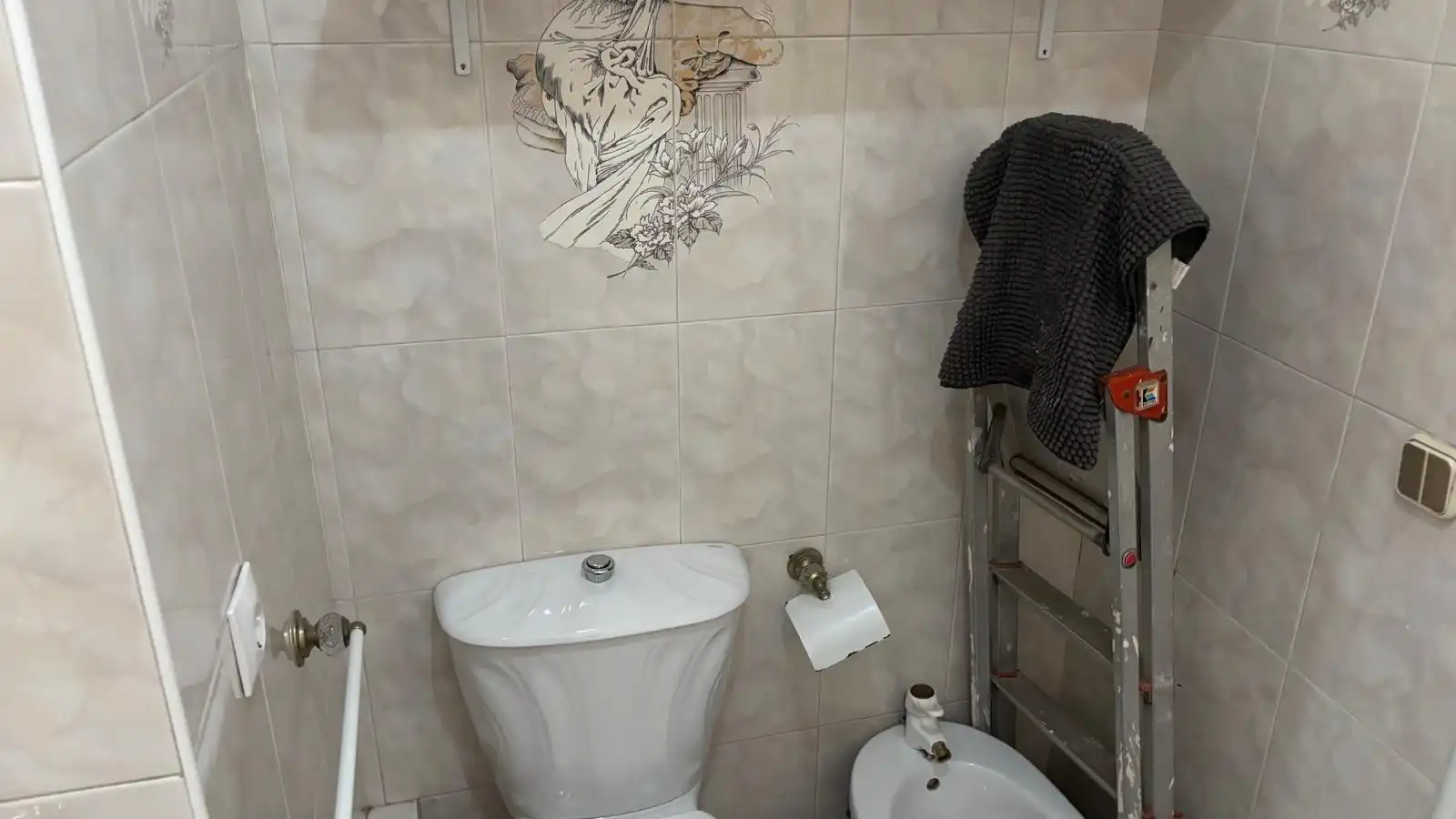 Bathroom of Flat for sale in Sevilla  with Air Conditioner, Private garden and Furnished