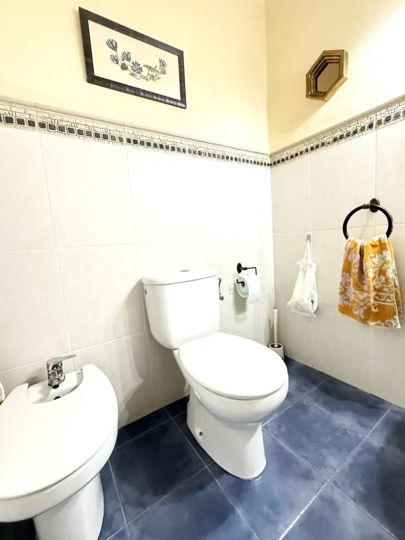 Bany de Casa o xalet en venda en Posadas amb Aire condicionat, Calefacció i Jardí privat
