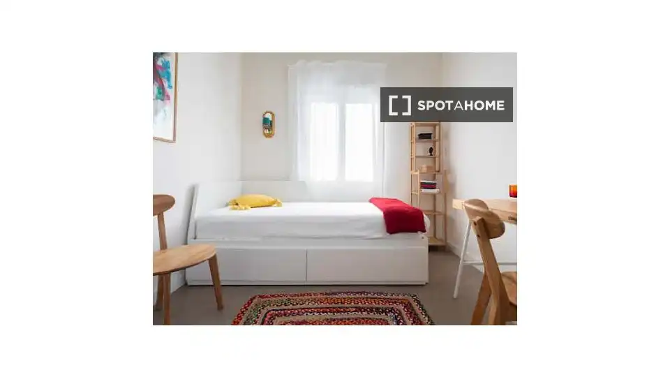 Dormitori de Apartament per a compartir en Sevilla amb Aire condicionat, Terrassa i Moblat