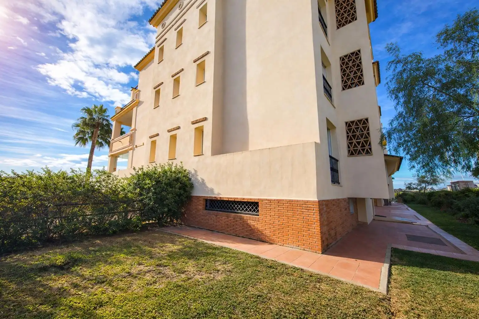 Vista exterior de Apartament en venda en Estepona amb Aire condicionat, Calefacció i Jardí privat