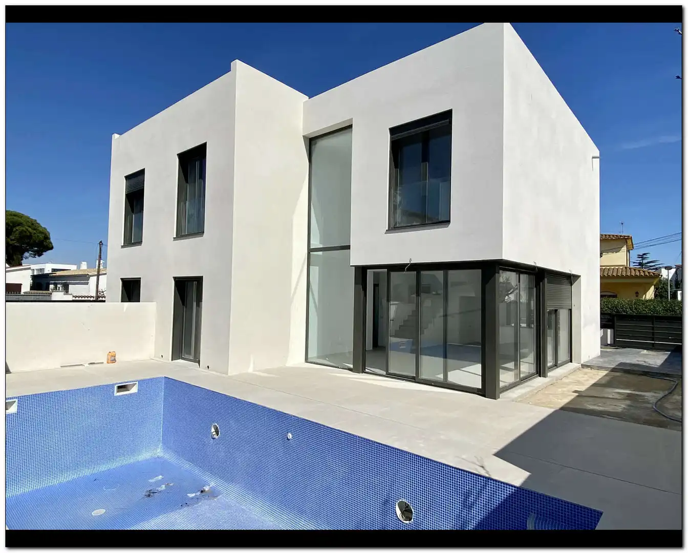 House with pool for sale in Requesens