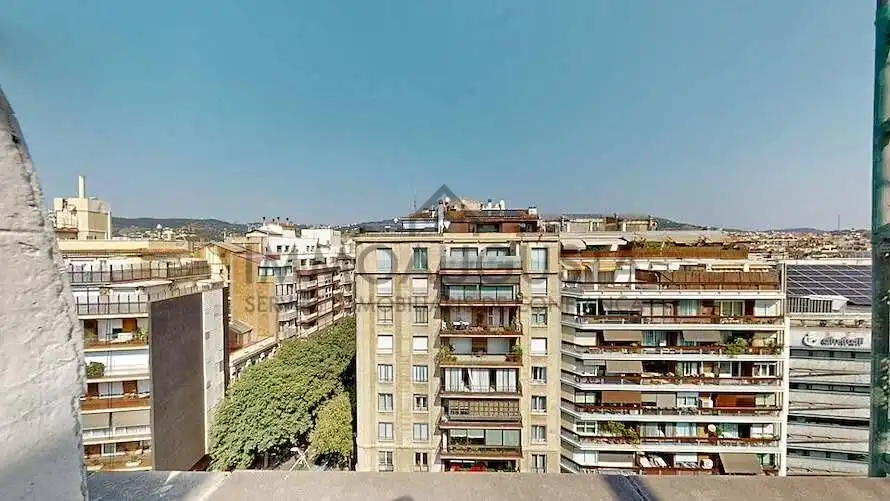 Vista exterior de Pis en venda en Barcelona amb Parquet i Terrassa