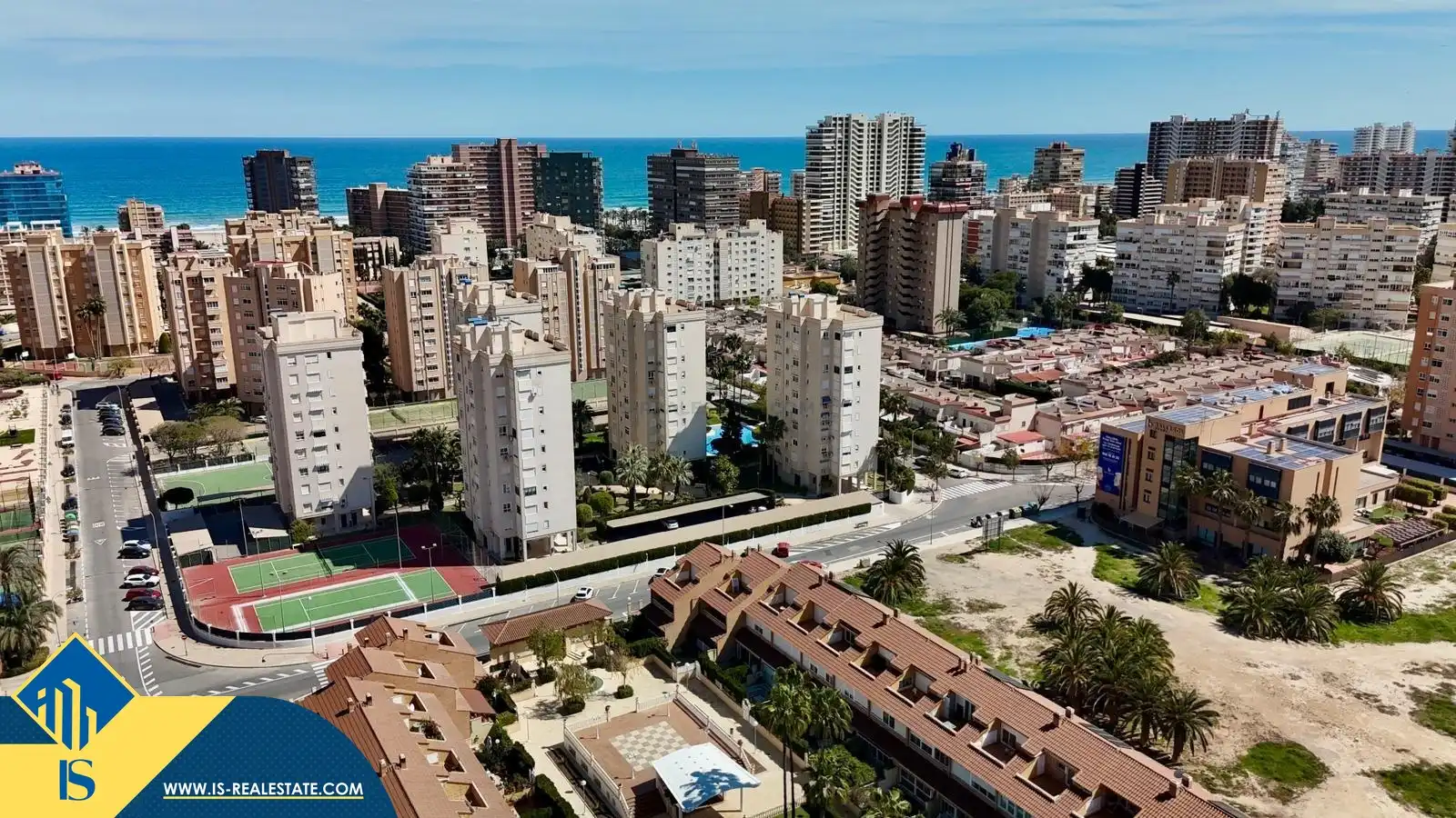 Vista exterior de Casa o xalet en venda en Alicante / Alacant amb Terrassa, Moblat i Piscina comunitària