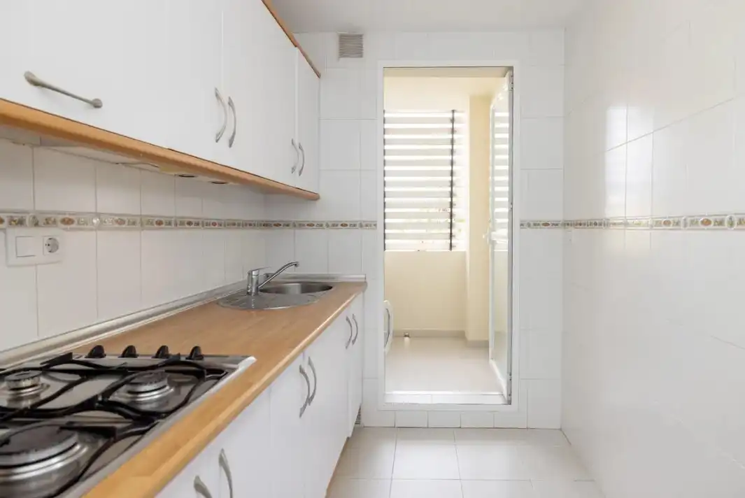 Cuina de Apartament en venda en Marbella amb Aire condicionat, Jardí privat i Terrassa