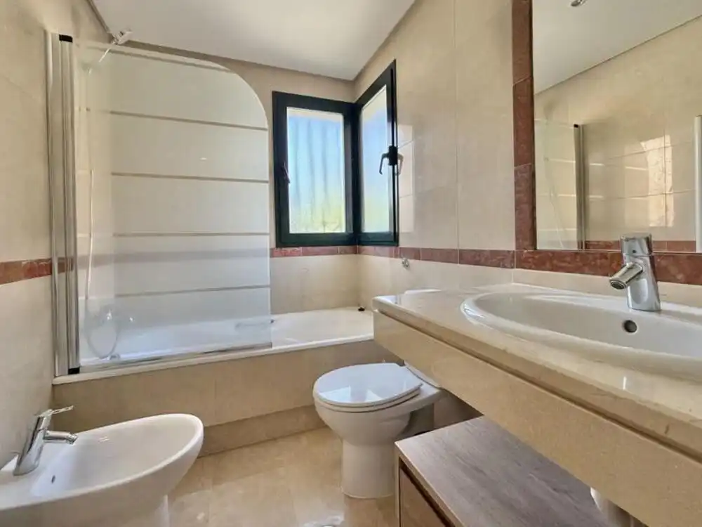 Baño de Apartamento de alquiler en Marbella con Aire acondicionado, Calefacción y Terraza