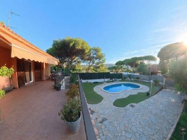House with pool for sale in Carrer del Puig Tomàs 5