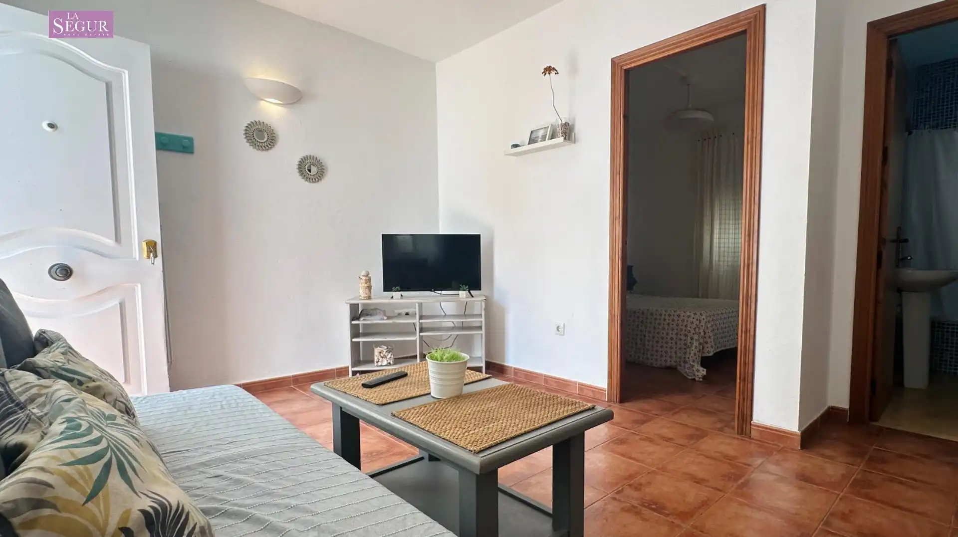 Sala d'estar de Casa o xalet en venda en Barbate amb Jardí privat, Terrassa i Moblat