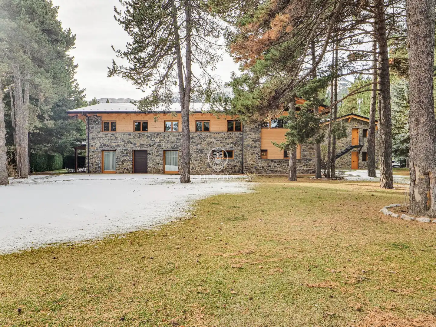 Vista exterior de Casa o xalet en venda en Alp amb Calefacció, Jardí privat i Parquet
