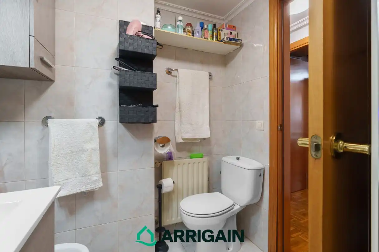 Baño de Piso en venta en Donostia - San Sebastián  con Calefacción, Trastero y Balcón