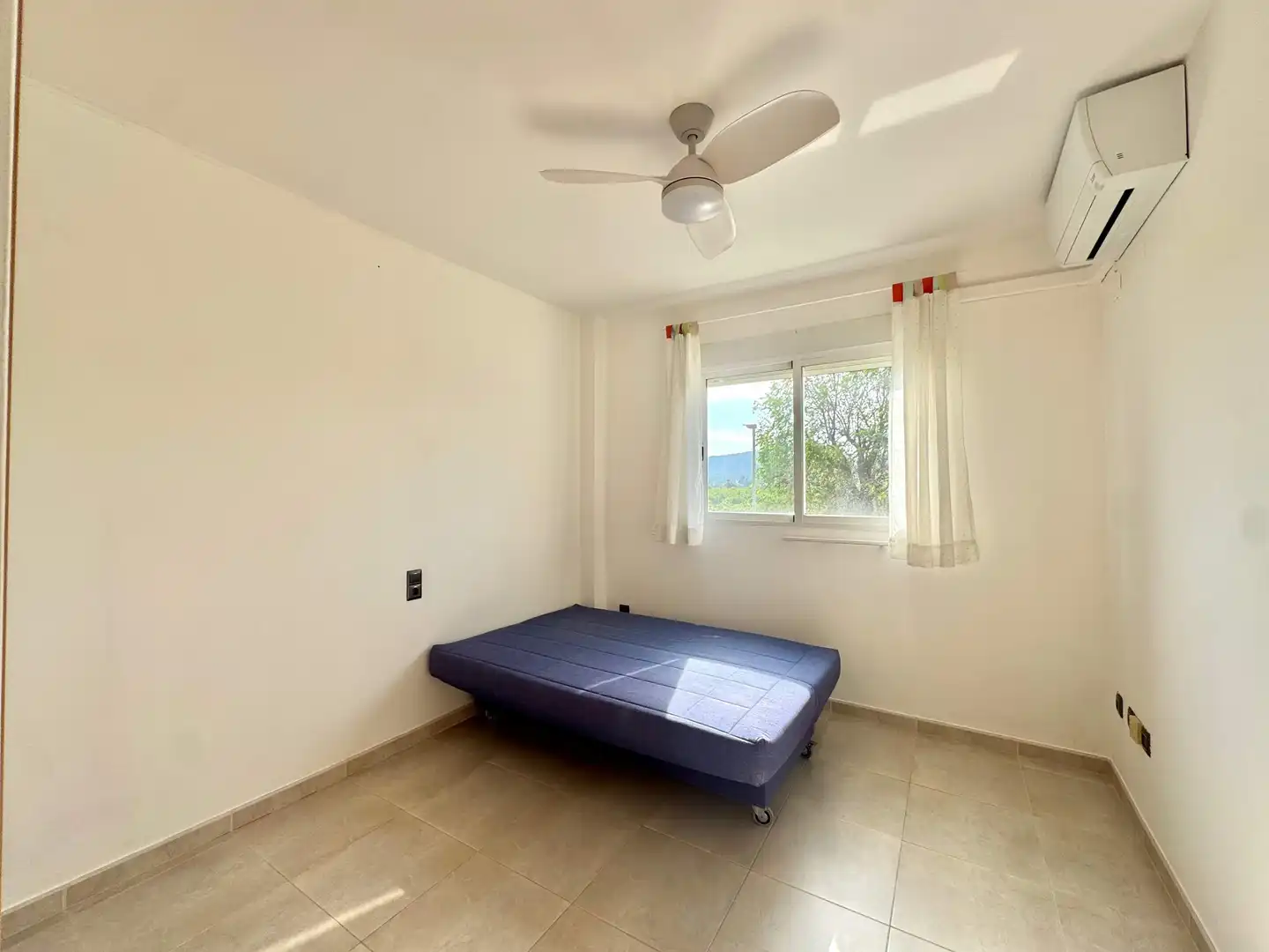 Habitación de Casa adosada en venta en Almoines con Aire acondicionado, Terraza y Balcón