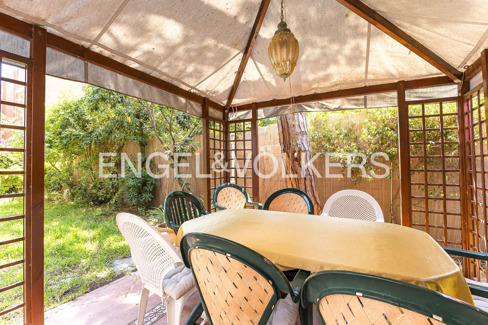 Terrasse von Einfamilien-Reihenhaus zur Miete in Castelldefels mit Klimaanlage, Heizung und Privatgarten