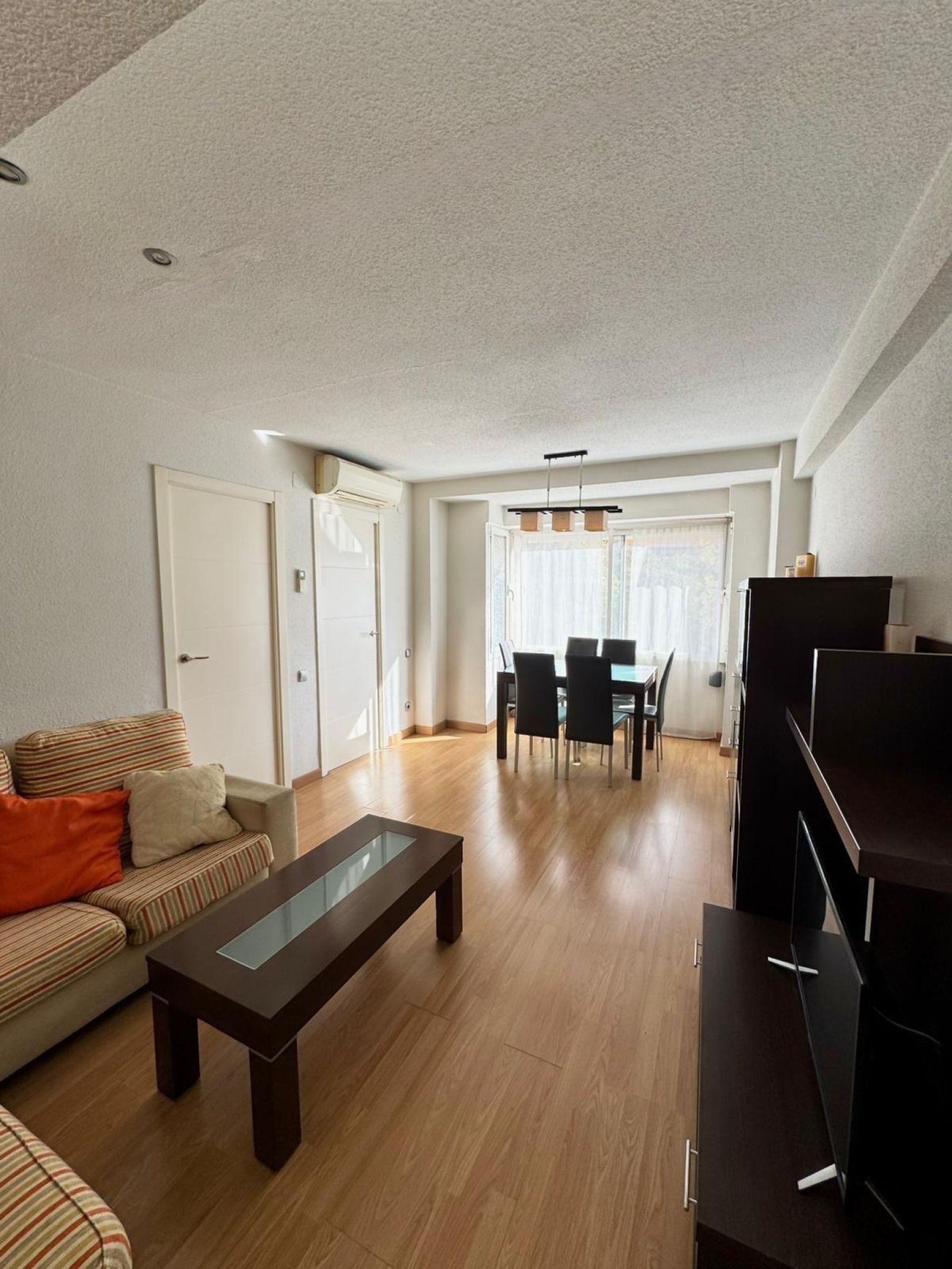 Living room of Flat for rent in  Valencia Capital  with Air Conditioner, Heating and Parquet flooring