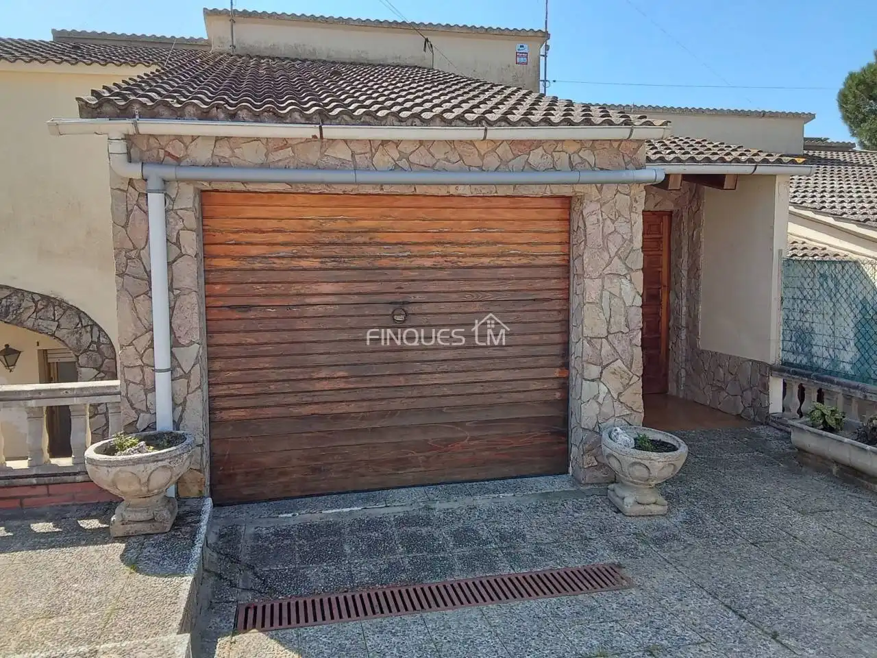 Vista exterior de Casa adosada en venda en Tordera amb Jardí privat, Terrassa i Piscina