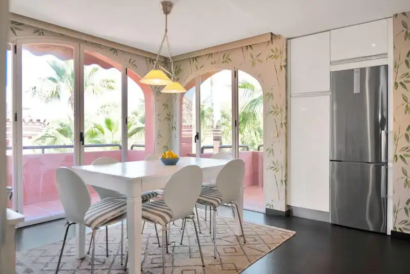 Esszimmer von Dachboden zur Miete in Marbella mit Klimaanlage, Terrasse und Schwimmbad