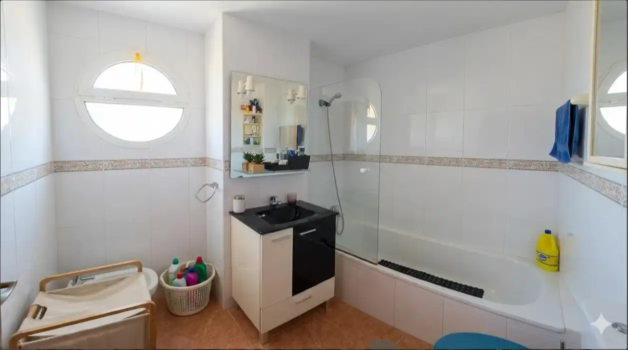 Baño de Apartamento en venta en La Manga del Mar Menor con Terraza, Piscina y Amueblado