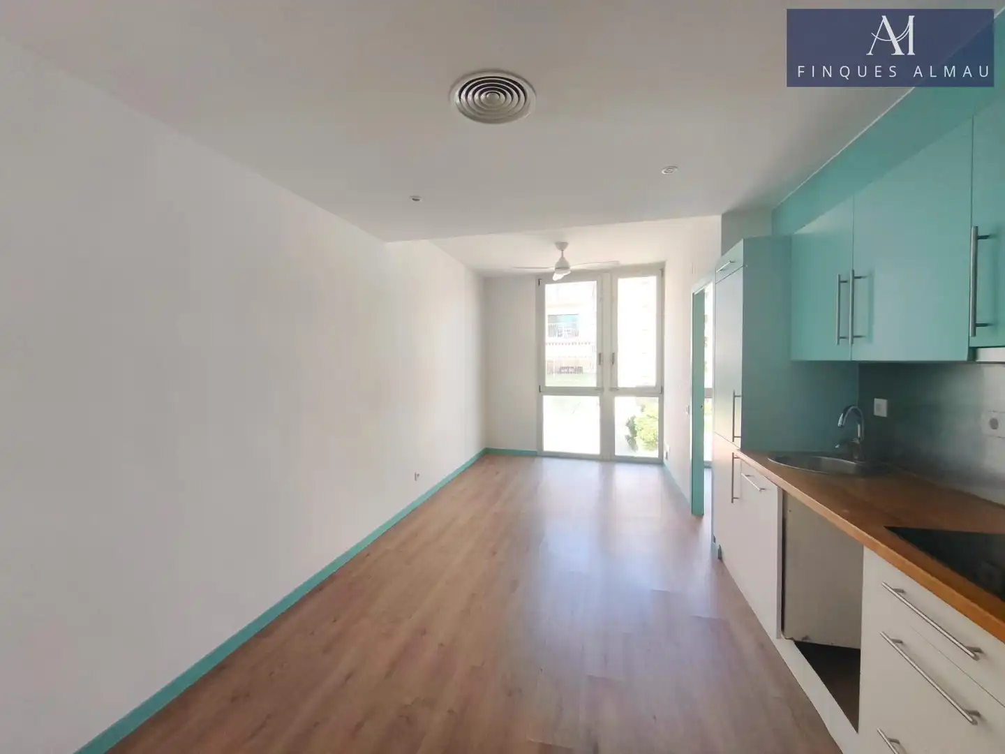 Sala d'estar de Pis en venda en Vilanova i la Geltrú amb Parquet