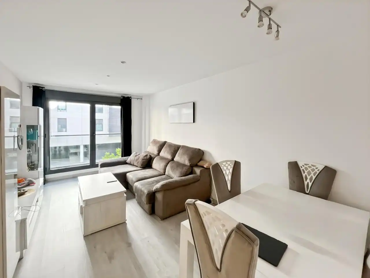Living room of Flat for sale in Madrid  with Air Conditioner, Heating and Storage room