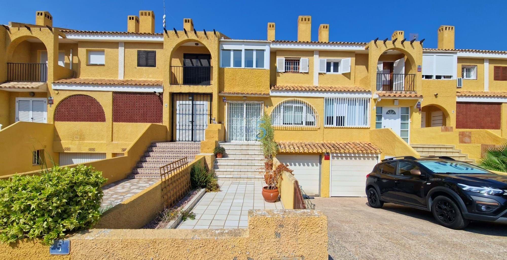 Vista exterior de Casa adosada en venda en Orihuela amb Aire condicionat, Calefacció i Terrassa