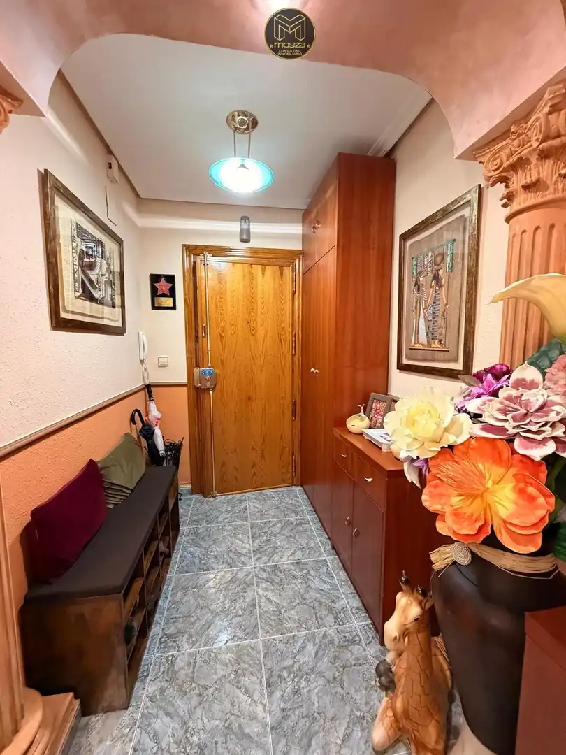 Wohnung zum Verkauf in Jaén mit Klimaanlage, Heizung und Privatgarten