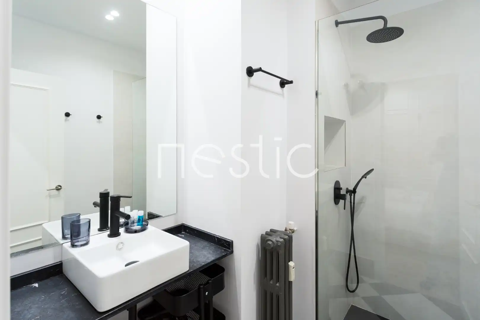 Bany de Apartament de lloguer en Madrid amb Aire condicionat, Calefacció i Moblat