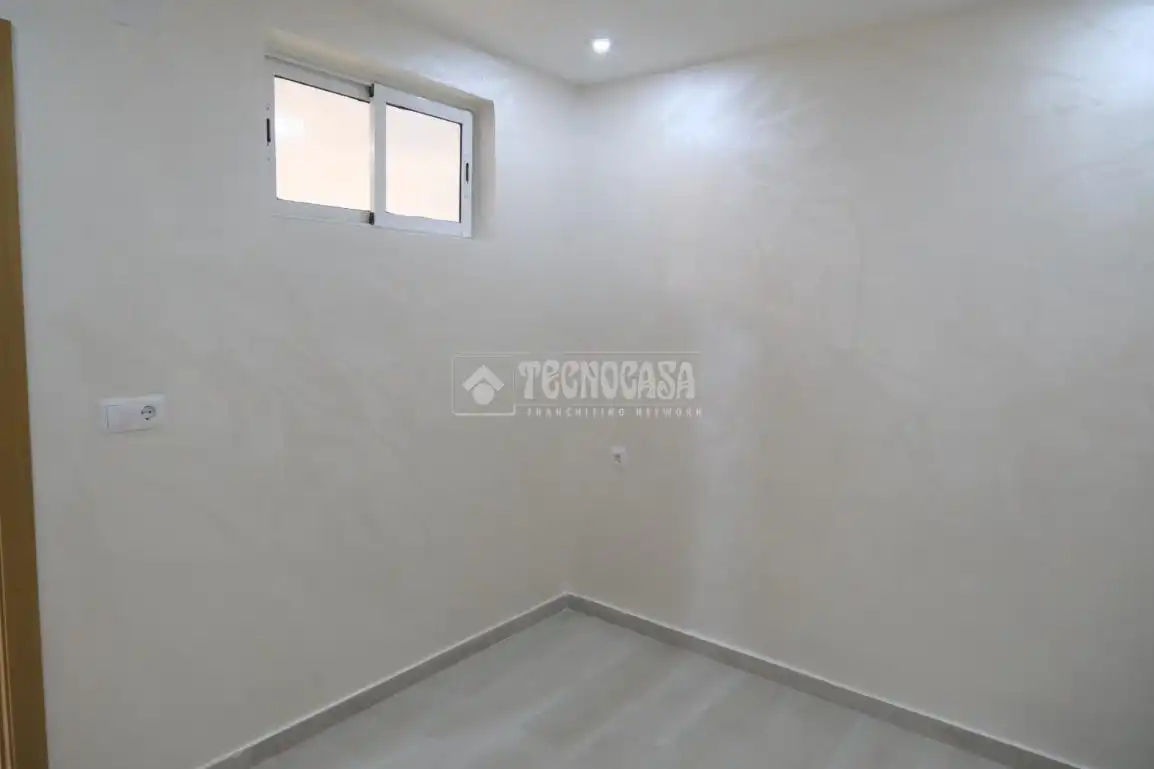 Habitación de Casa adosada en venta en Sevilla con Alarma