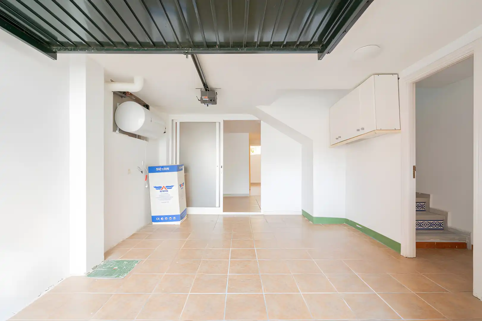 Einfamilien-Reihenhaus zum Verkauf in Estepona mit Klimaanlage, Privatgarten und Terrasse