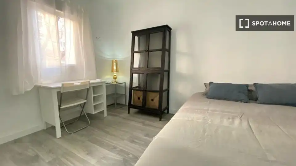 Bedroom of Flat for share in Madrid  with Air Conditioner, Terrace and Furnished