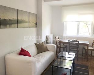 Sala d'estar de Apartament de lloguer en  Madrid Capital amb Calefacció, Parquet i Moblat