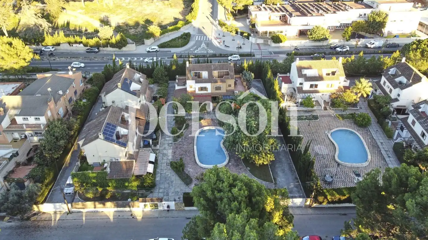 Vista exterior de Casa o xalet en venda en Paterna amb Aire condicionat, Terrassa i Moblat