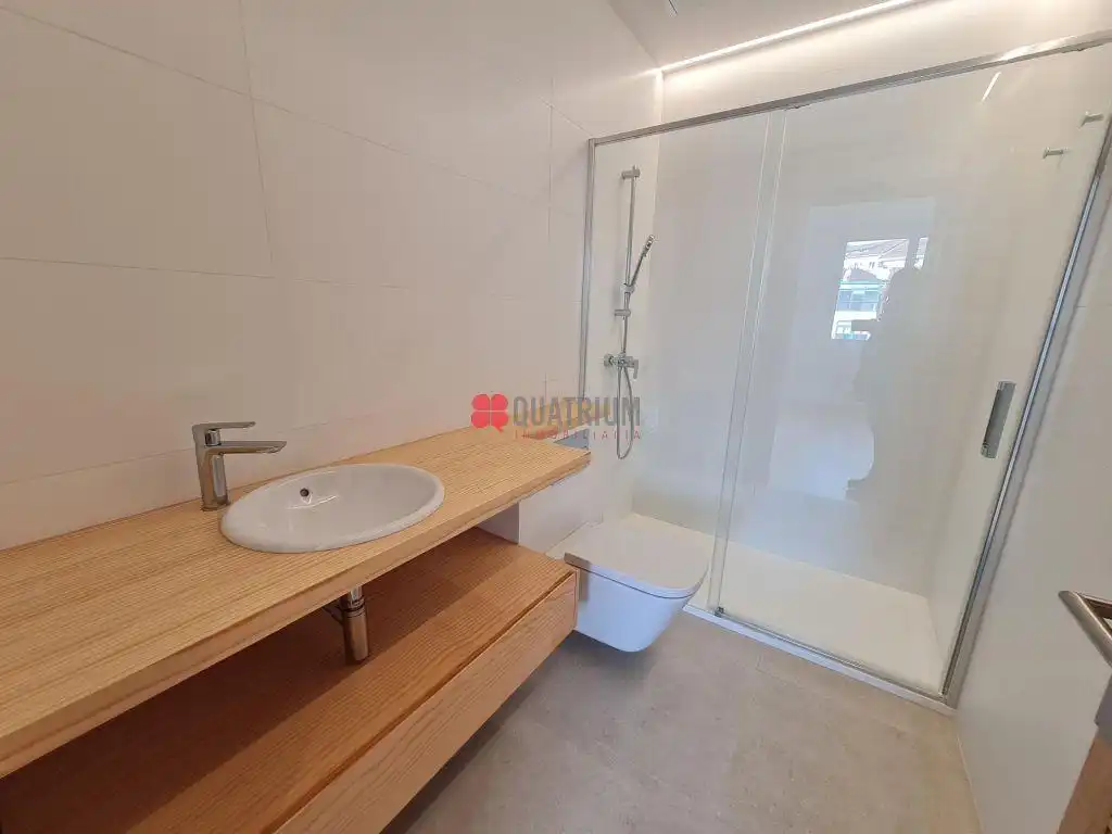 Bathroom of Flat for rent in Santiago de Compostela   with Heating