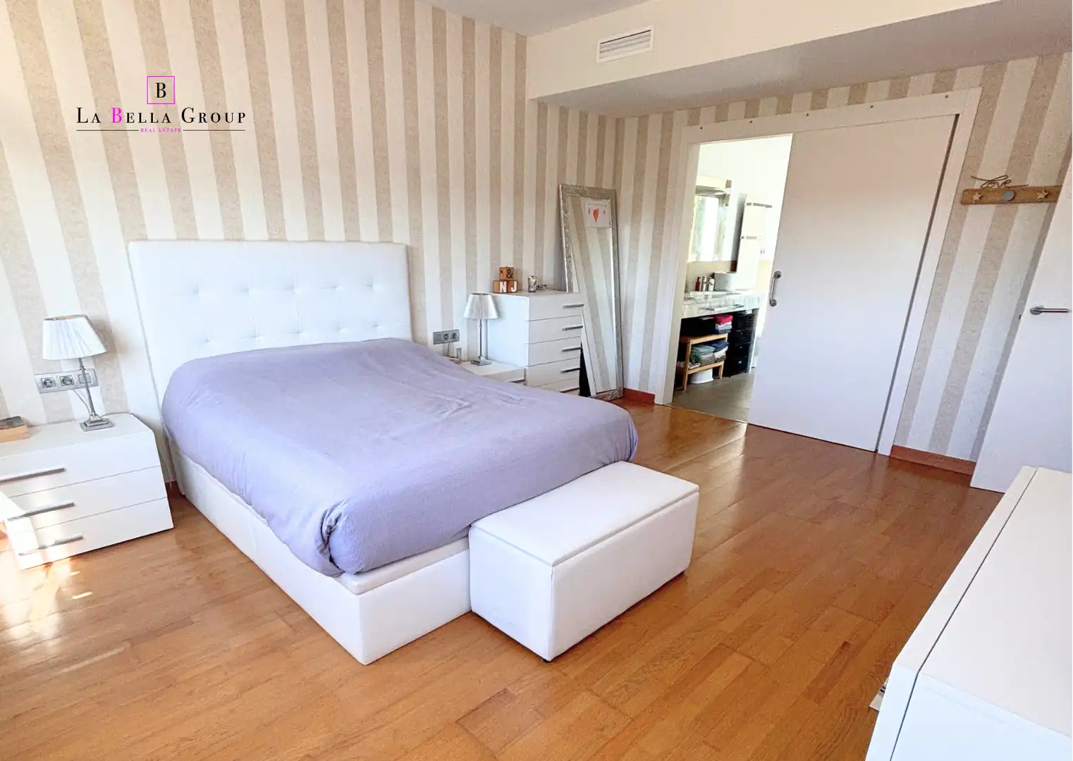 Schlafzimmer von Einfamilien-Reihenhaus zum Verkauf in Santa Eulària des Riu mit Klimaanlage, Heizung und Parkett